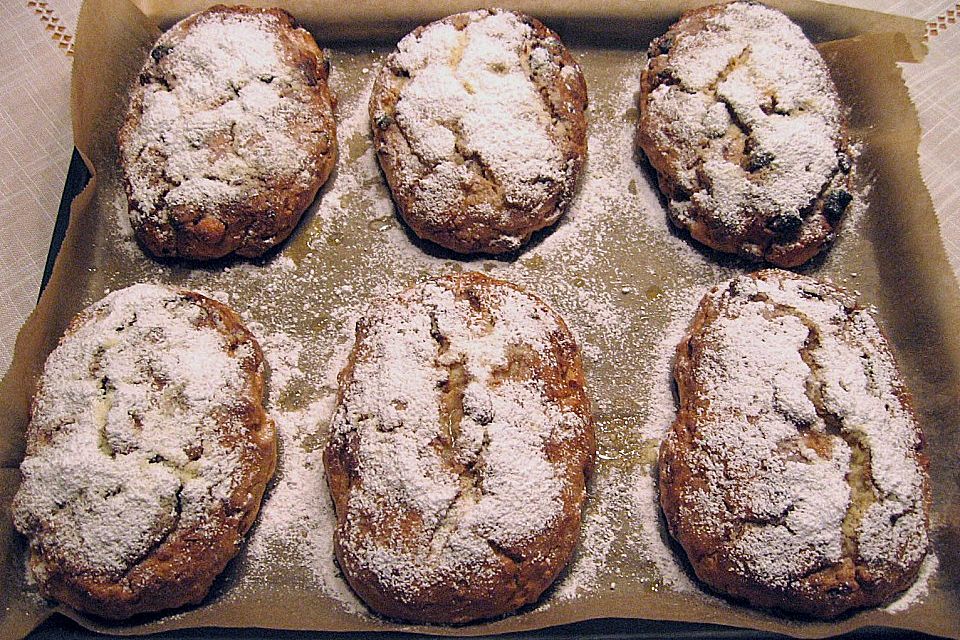 Quarkstollen mit Marzipan und Aprikosen