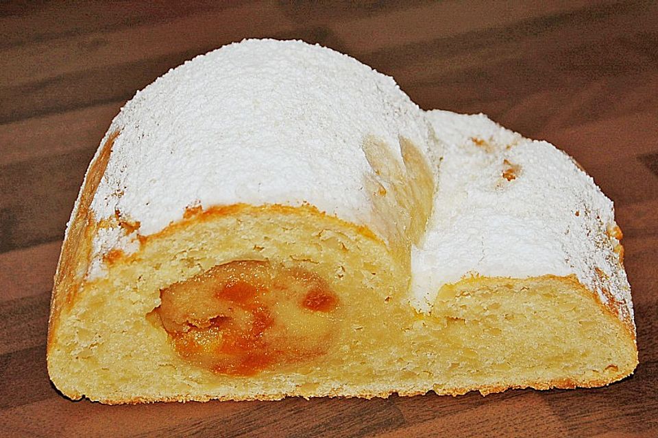 Quarkstollen mit Marzipan und Aprikosen