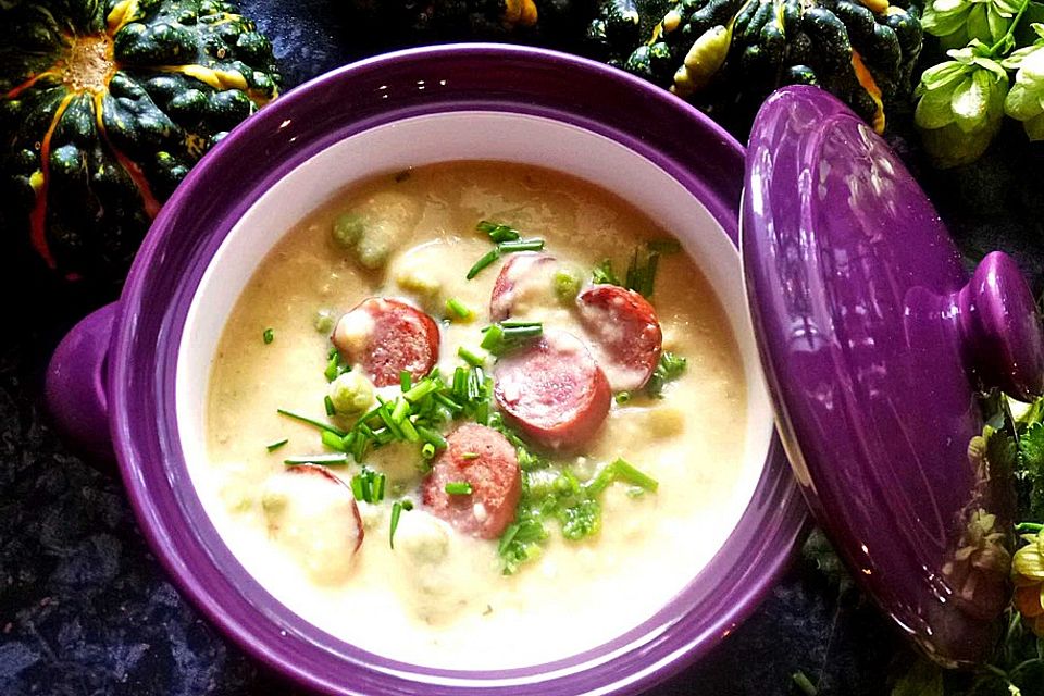 Kartoffelsuppe mit Erbsen und Mettwürstchen