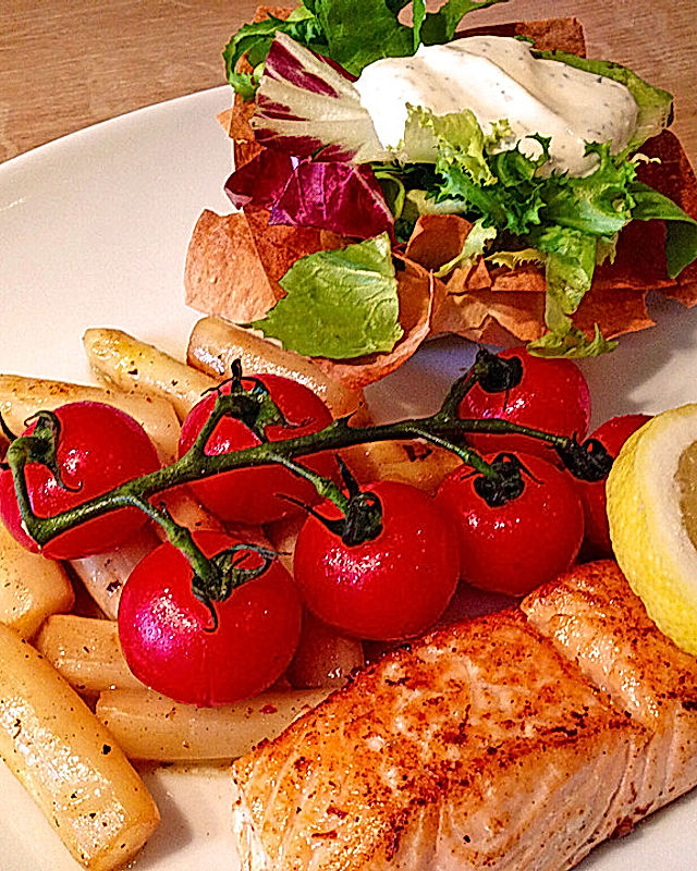 Lachsfilets mit gebratenem Spargel-Tomaten-Gemüse und Salat mit Dill-Crème fraîche im Filokörbchen