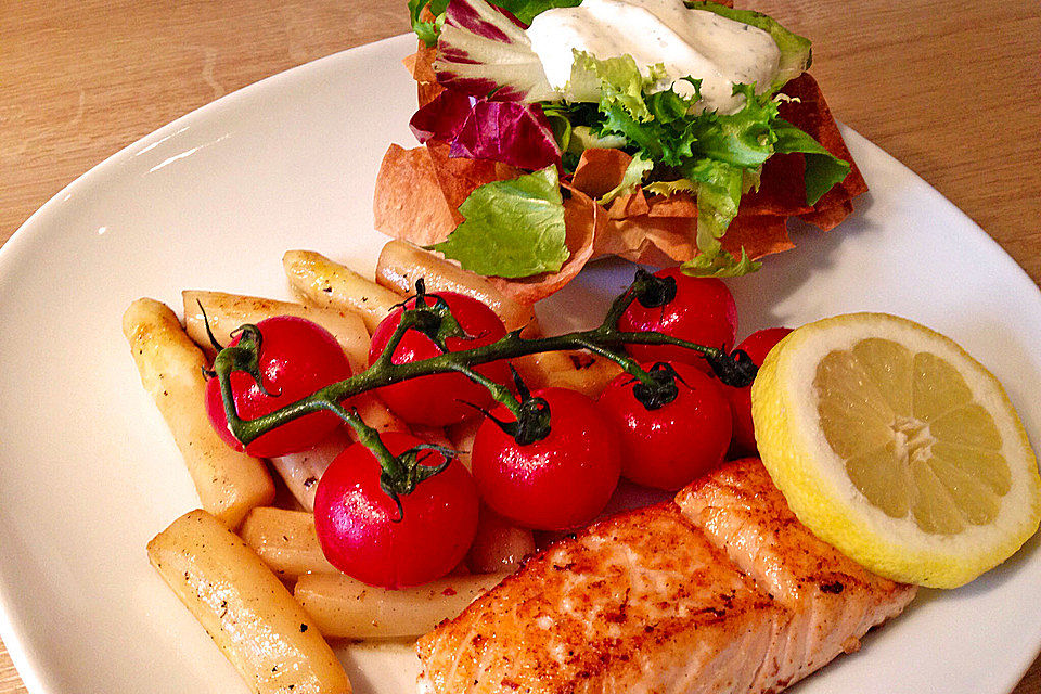 Lachsfilets mit gebratenem Spargel-Tomaten-Gemüse und Salat mit Dill-Crème fraîche im Filokörbchen