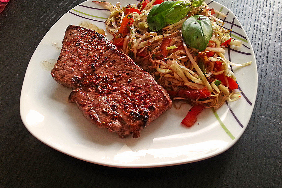 Rinderhüftsteak mit kurz angebratenem Kraut-Paprika-Lauchzwiebelgemüse