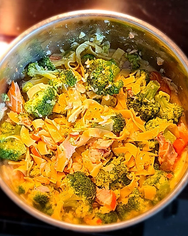 Nudeln mit Lachs - Brokkoli - Sauce