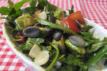 Rucola-Avocado-Tomaten-Salat mit Kürbiskernen