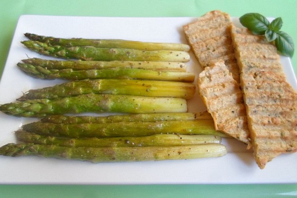 Gebratener grüner Spargel mit Kartoffelwaffeln