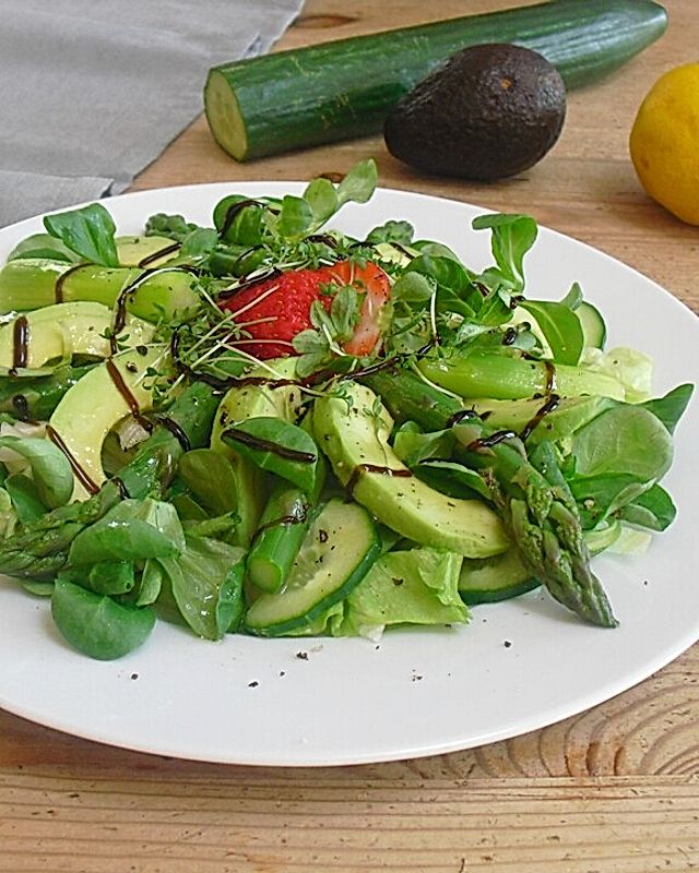 Frühlingssalat mit grünem Spargel und Avocado