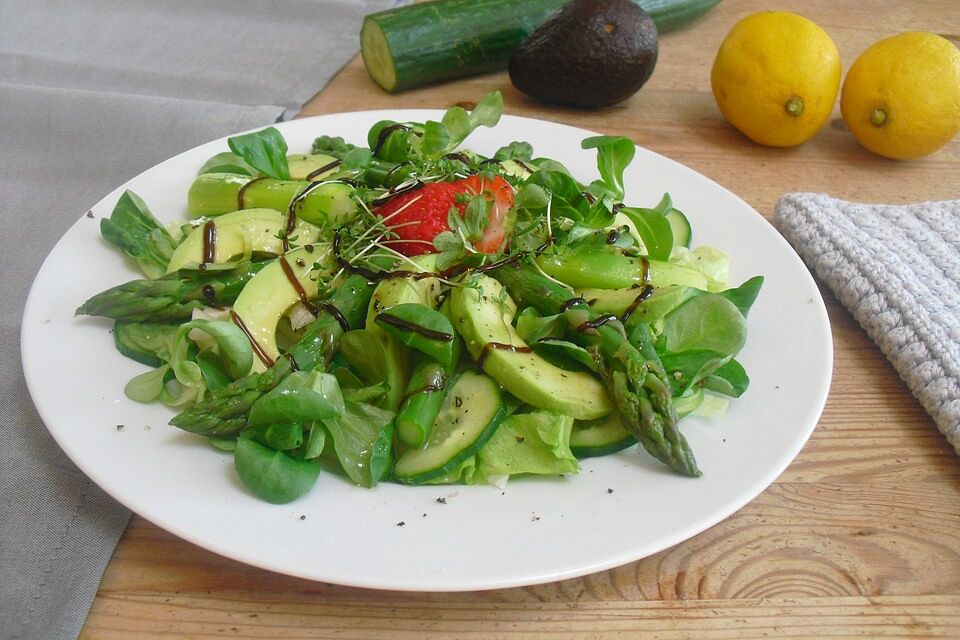 Frühlingssalat mit grünem Spargel und Avocado