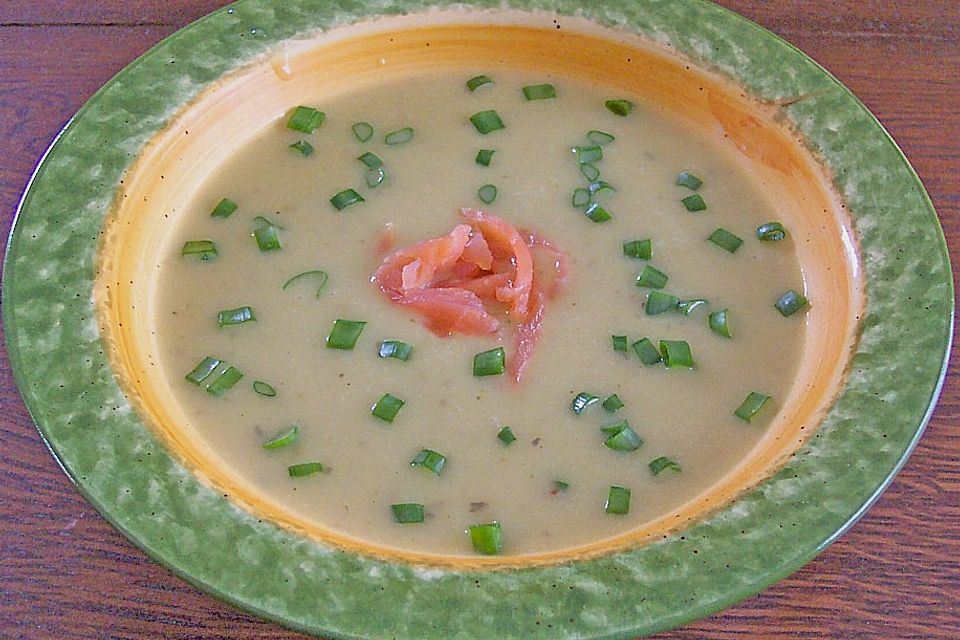 Kartoffelcremesuppe mit Räucherlachsstreifen