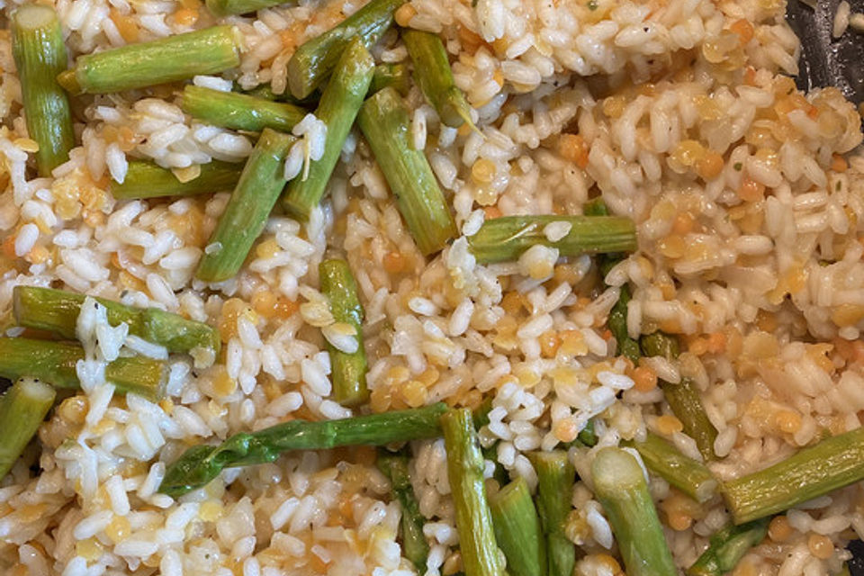 Risotto mit roten Linsen und grünem Spargel