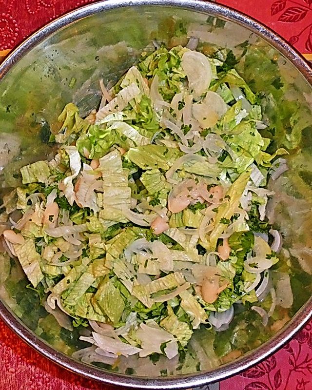 Salat aus weißen Bohnen mit Kopfsalat