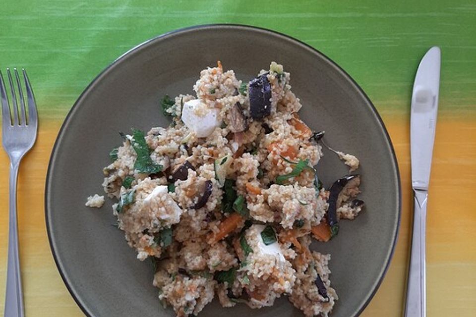 Couscous-Salat mit Zucchini, Aubergine, Feta