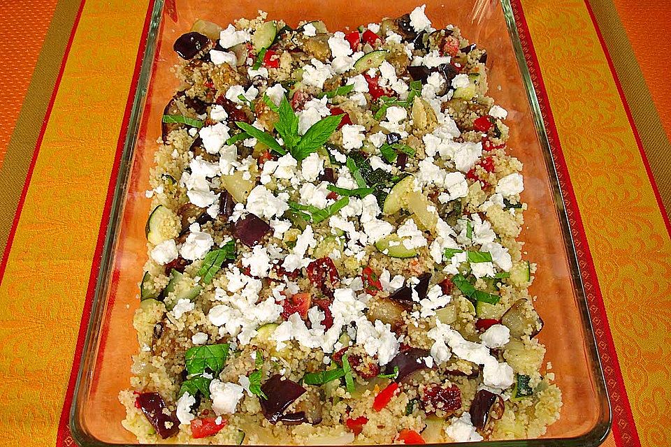 Couscous-Salat mit Zucchini, Aubergine, Feta