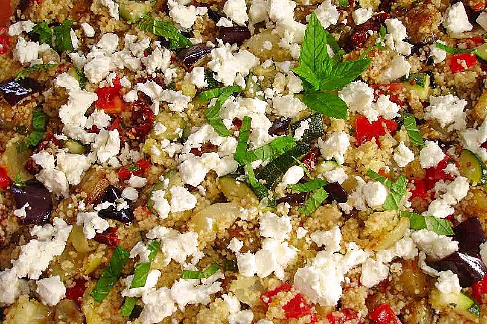 Couscous-Salat mit Zucchini, Aubergine, Feta