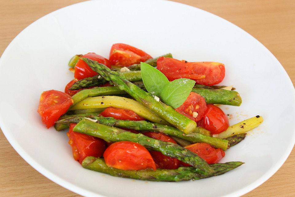 Grüner Spargel mit Tomate