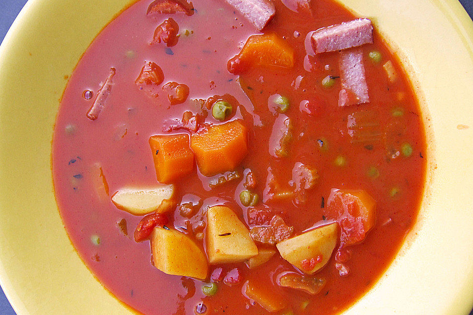 Italienische Suppe mit Tomaten, Möhren und Bleichsellerie