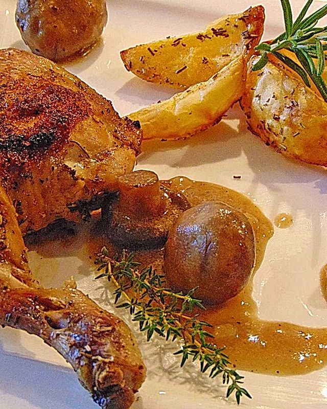 Knusprige Hähnchenschenkel mit Kräutern der Provence an Rosmarinkartoffeln und Pilzsauce