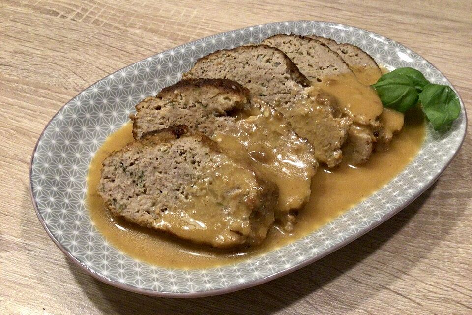 Saftiger Hackbraten mit Soße