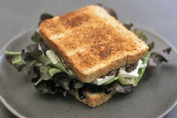 Feta - Sandwich mit Olivenpesto