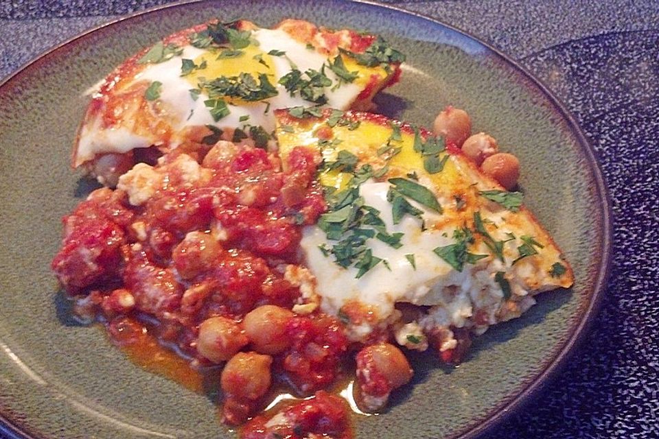 Pochierte Eier in Tomatensauce mit Kichererbsen und Feta