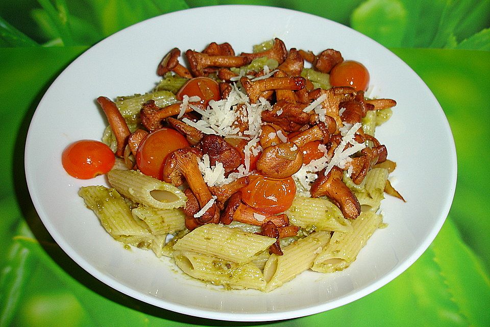 Pasta mit Pfifferlingen und Pesto