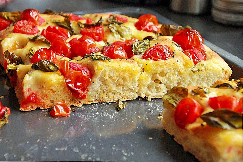 Leckere luftige Focaccia mit Cherrytomaten und Kräutern