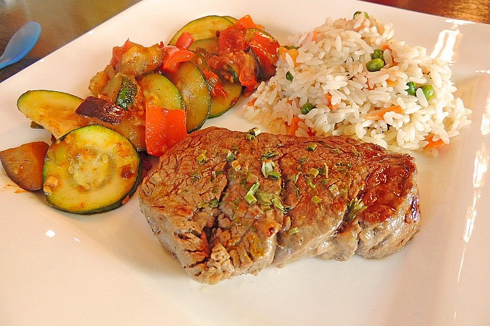 Rinderhüftsteak mit Reis und Zucchinigemüse