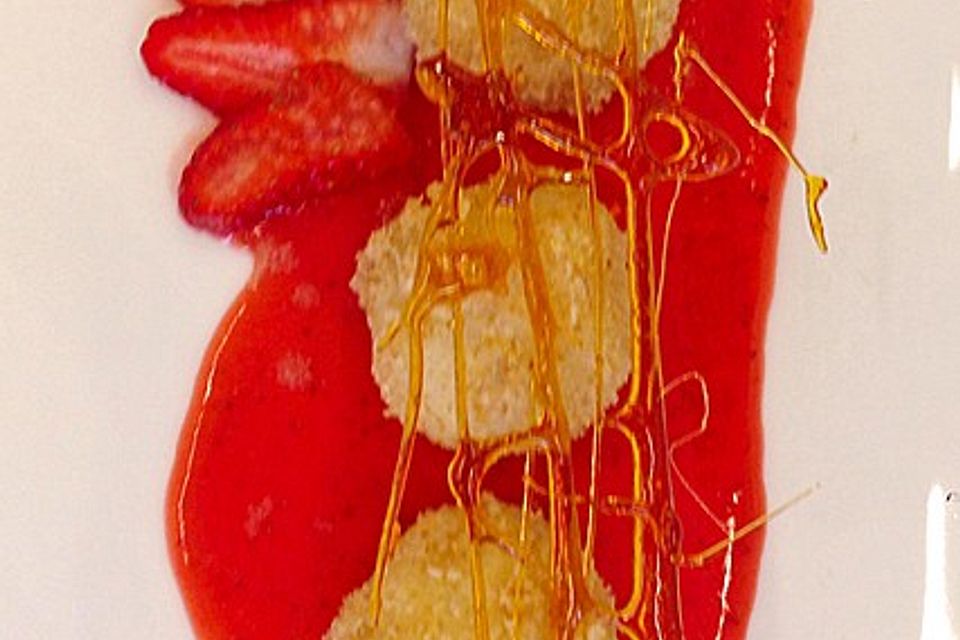 Topfen-Nougatknöderln auf Erdbeerspiegel