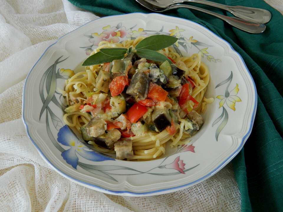 Pasta mit Auberginen-Zucchini-Tomaten-Soße von mad4cars | Chefkoch