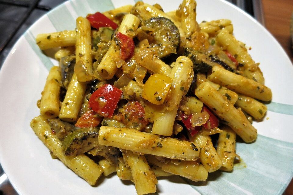 Pasta mit Auberginen-Zucchini-Tomaten-Soße