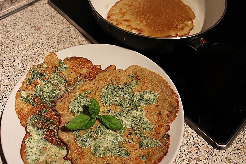 Buchweizencrêpes mit frisch gerührter Kräuterbutter