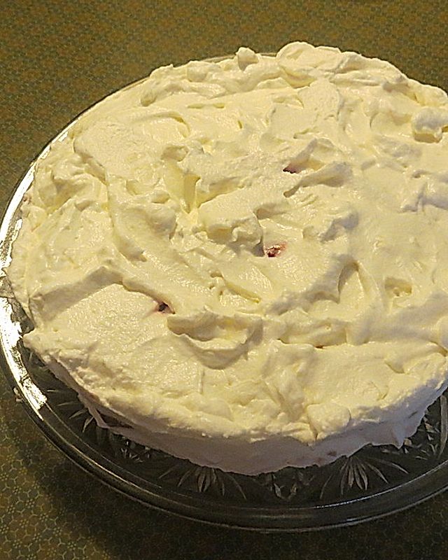 Vanille-Sahnetorte mit Marmorboden und Erdbeeren