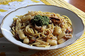 Spaghetti mit Spargel, Meeresfrüchten und Bärlauchpesto