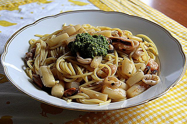 Spaghetti mit Spargel, Meeresfrüchten und Bärlauchpesto von Calorine78 ...