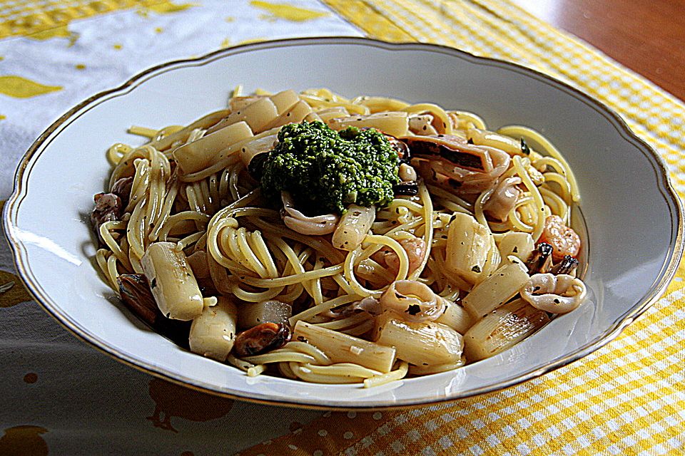 Spaghetti mit Spargel, Meeresfrüchten und Bärlauchpesto