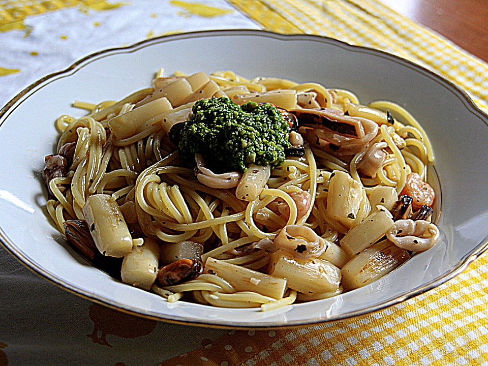 Spaghetti mit Spargel, Meeresfrüchten und Bärlauchpesto von Calorine78