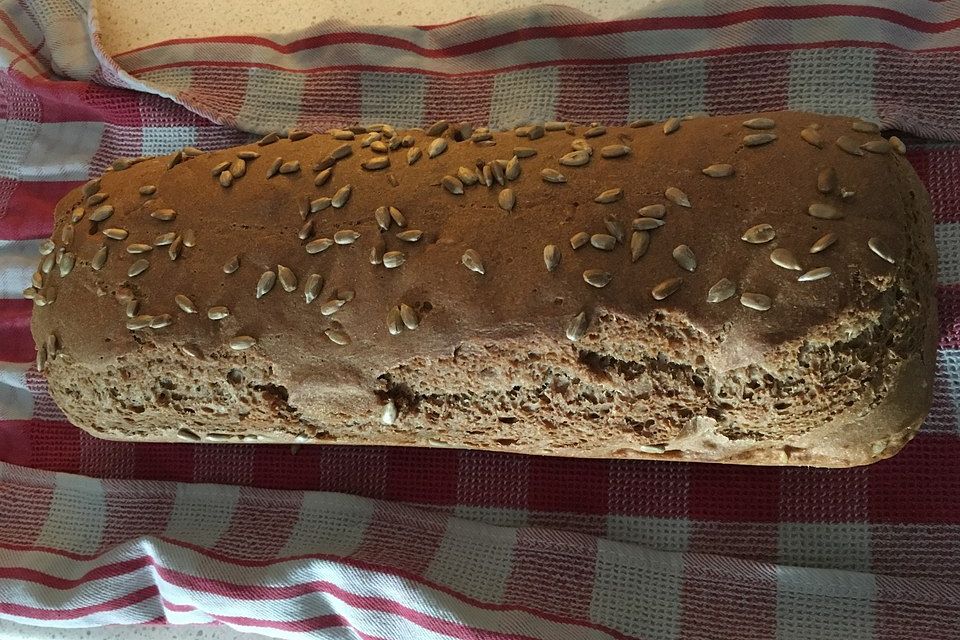 Dinkelvollkornbrot mit Körnern