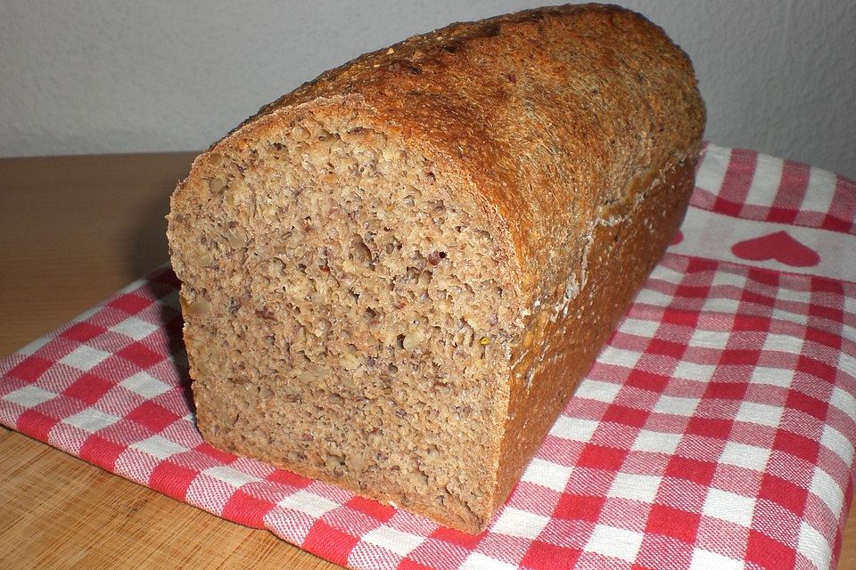 Dinkelvollkornbrot mit Körnern