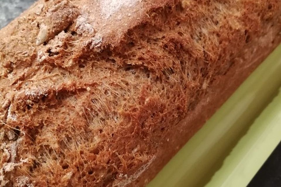 Dinkelvollkornbrot mit Körnern