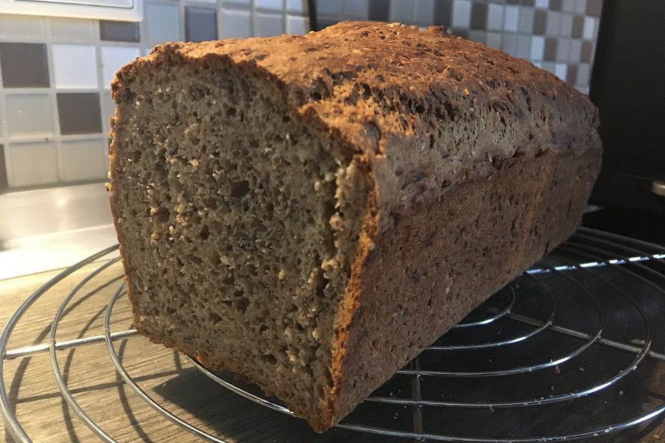 Dinkelvollkornbrot mit Körnern