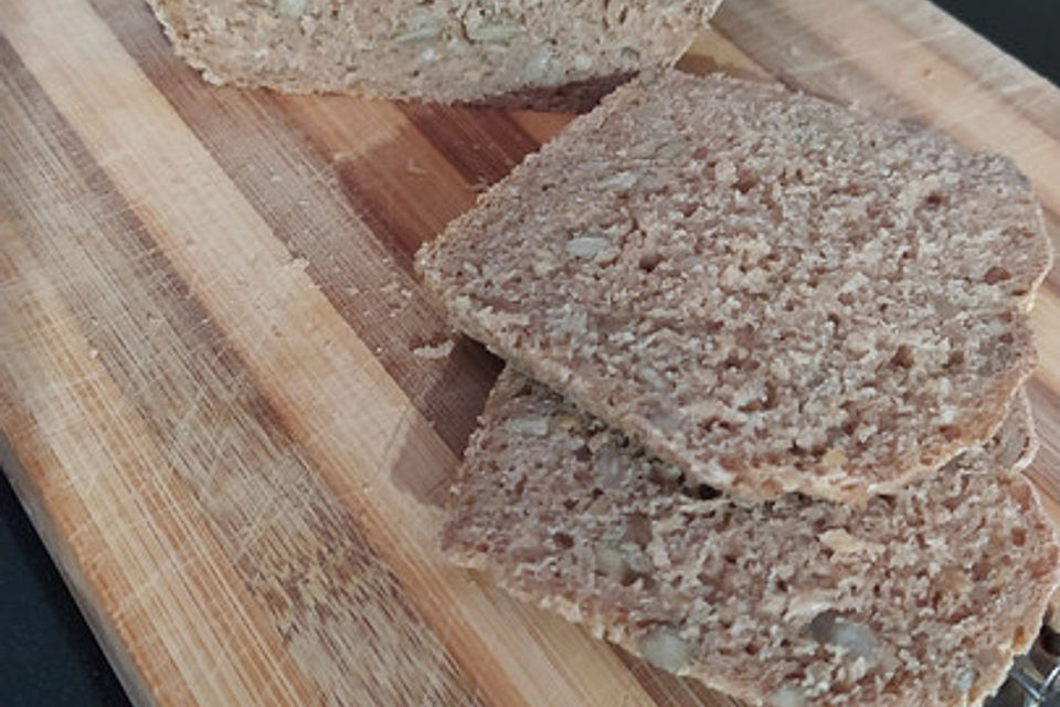 Dinkelvollkornbrot mit Körnern