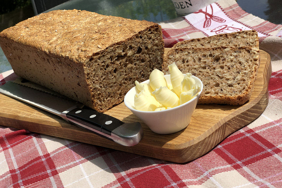 Dinkelvollkornbrot mit Körnern