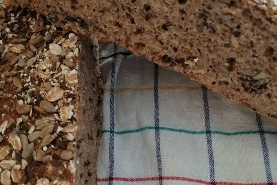 Dinkelvollkornbrot mit Körnern