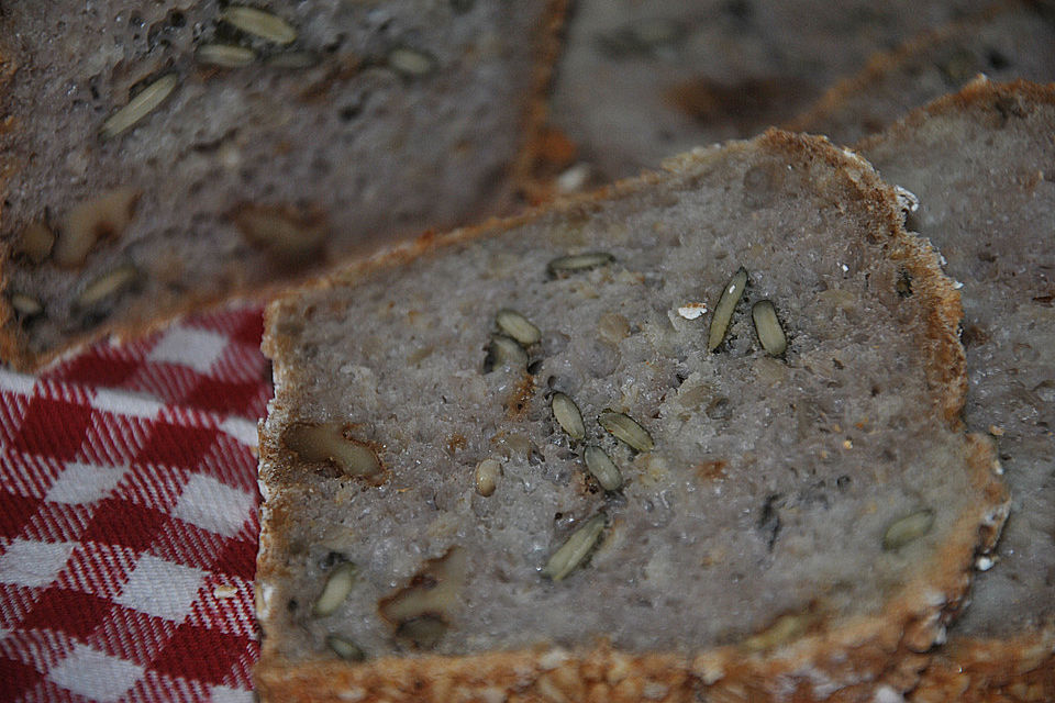 Dinkelvollkornbrot mit Körnern