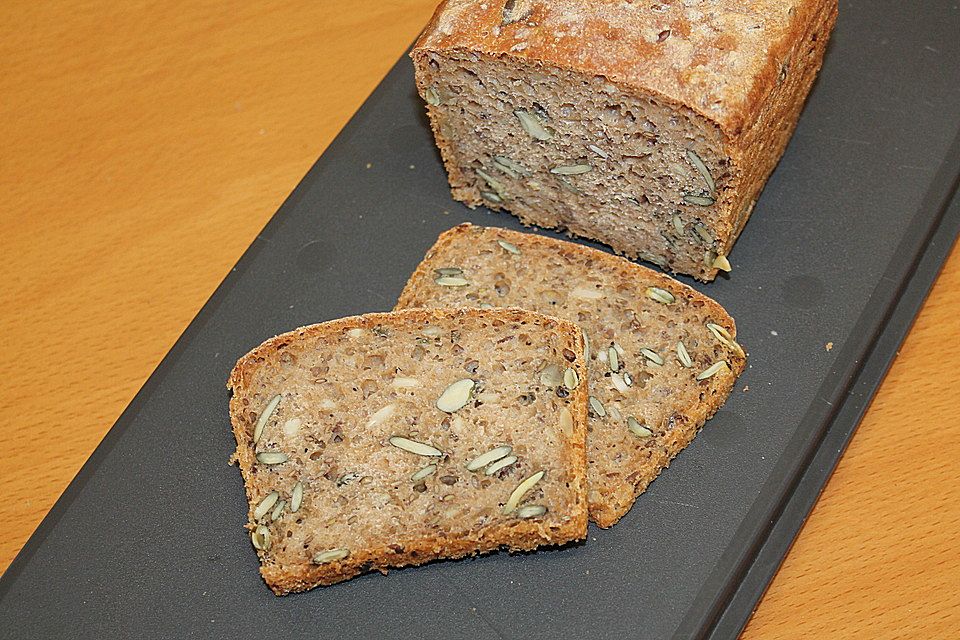 Dinkelvollkornbrot mit Körnern