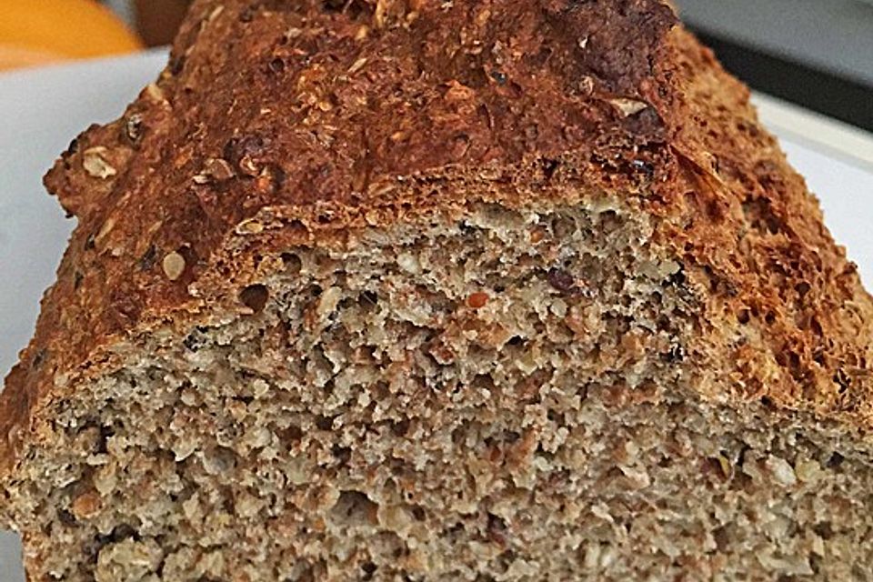 Dinkelvollkornbrot mit Körnern