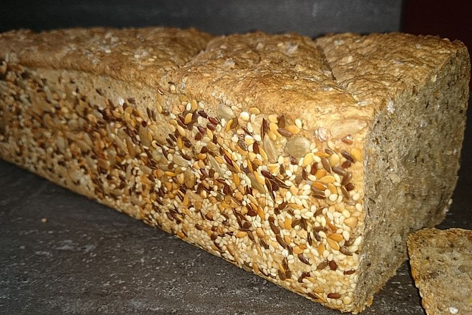 Dinkelvollkornbrot mit Körnern