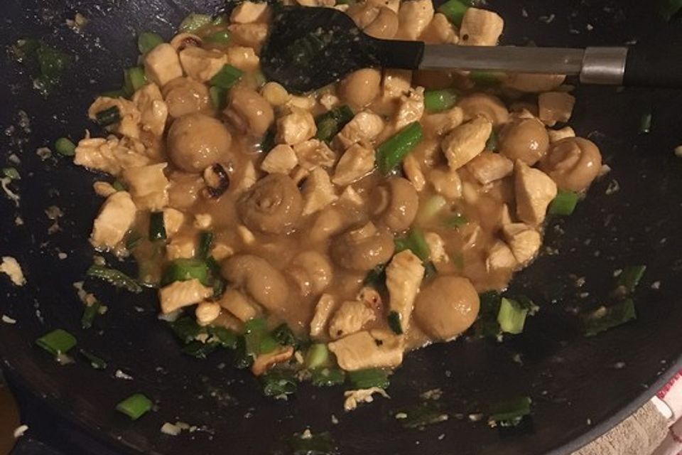 Glasiertes Huhn mit Hoisinsauce und Cashewkernen