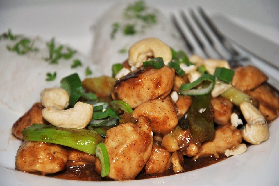 Glasiertes Huhn mit Hoisinsauce und Cashewkernen