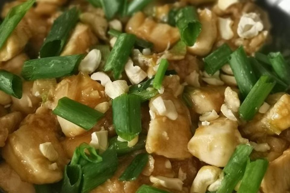 Glasiertes Huhn mit Hoisinsauce und Cashewkernen