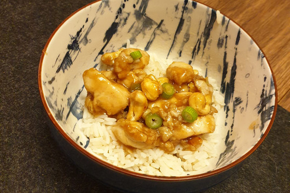 Glasiertes Huhn mit Hoisinsauce und Cashewkernen